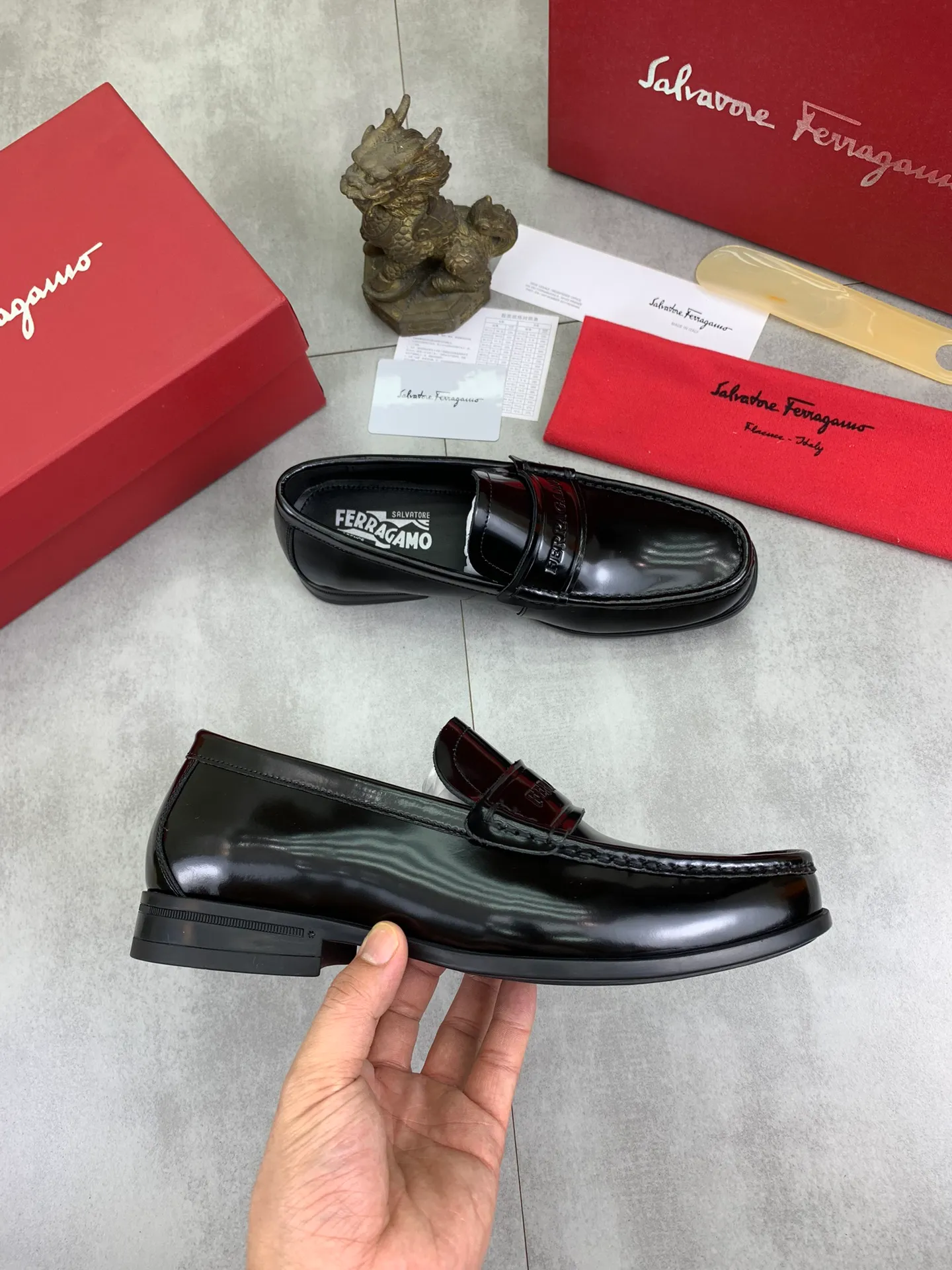 Men's Men's Shoes 💰P460💰[New Style] Water-dyed Niuli 🆘[Salvatore Ferragamo] Ferragamo's latest casual business leather shoes for men! Available at counters simultaneously! The fabric is made of specially imported original calfskin, and the interior is made of imported water-dyed cowhide. It is absolutely luxurious and leads the fashion trend. Matching code: 38-45; 3⃣️ colors available